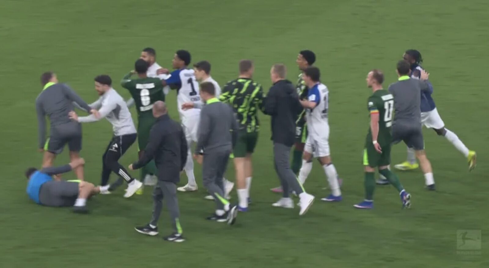 Scandal și goluri în etapa din Bundesliga Etapa a 25-a din Bundesliga a adus o serie de rezultate surprinzătoare, dar și un incident neobișnuit pe teren