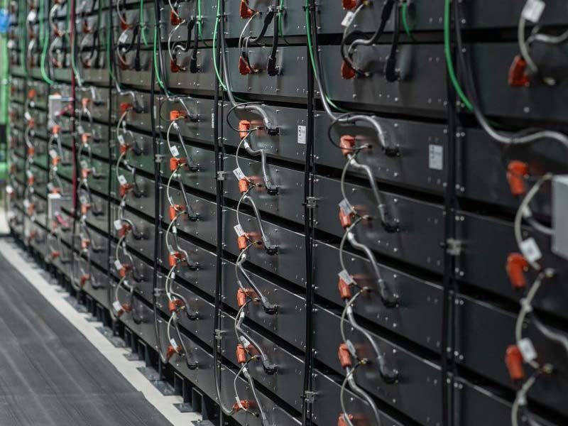 Un nou proiect de stocare a energiei electrice în județul Arad, cu investiții majore în vestul țării O nouă instalație de stocare a energiei electrice, cu o capacitate de stocare de patru ore, este planificată în județul Arad