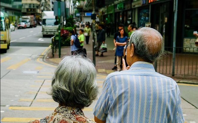 Scădere ușoară a numărului de pensionari și creștere modestă a pensiei medii în februarie 2026 Numărul pensionarilor din România a înregistrat o ușoară scădere în februarie 2026, ajungând la 4.688.092 de persoane, cu 9.978 mai puține decât în luna precedentă