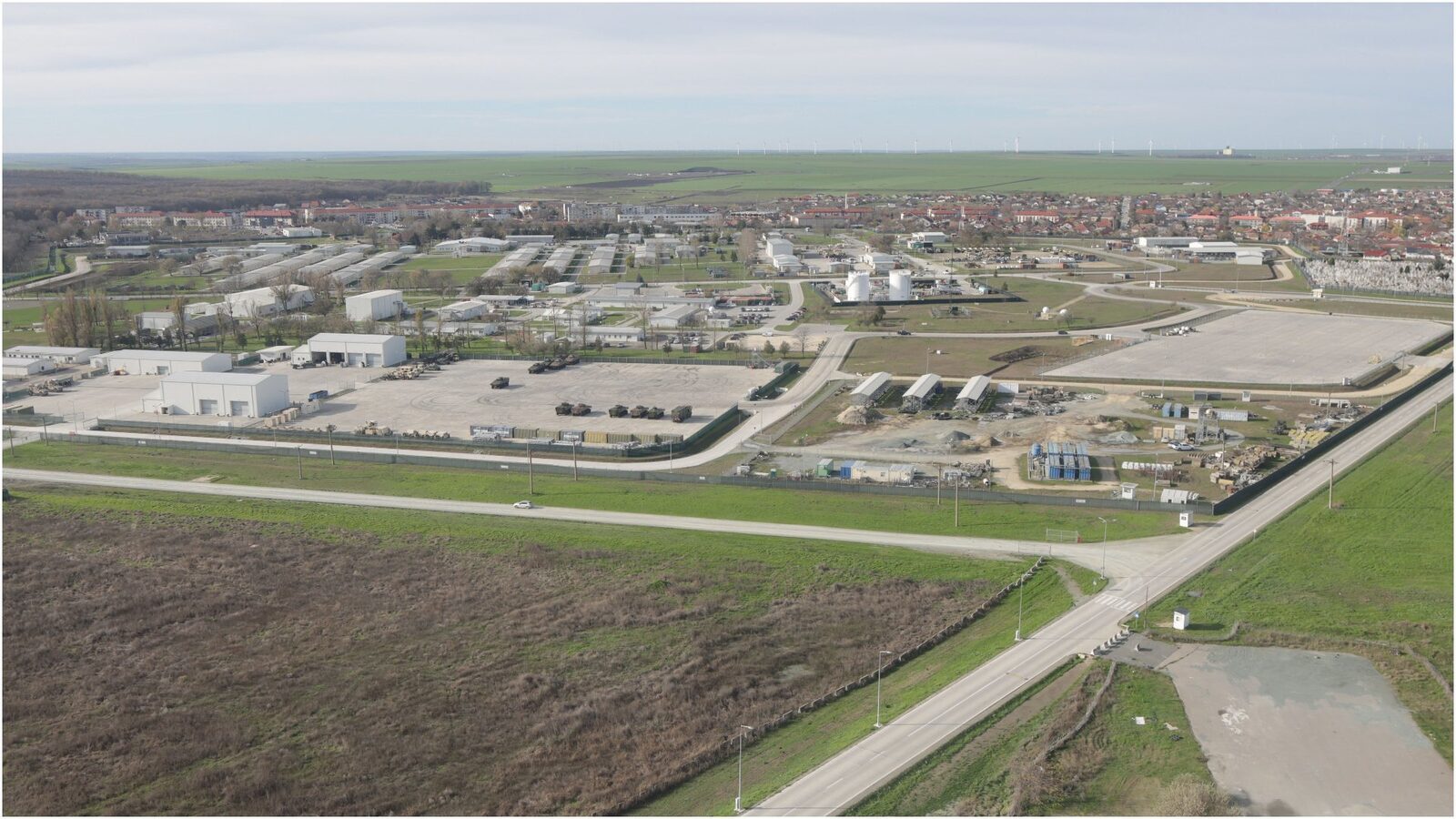 Baza militară Mihail Kogălniceanu, în plină expansiune: un „oraș NATO” la Marea Neagră Baza aeriană 57 Mihail Kogălniceanu, situată în apropiere de Constanța, este în prezent supusă unui amplu proces de modernizare și extindere