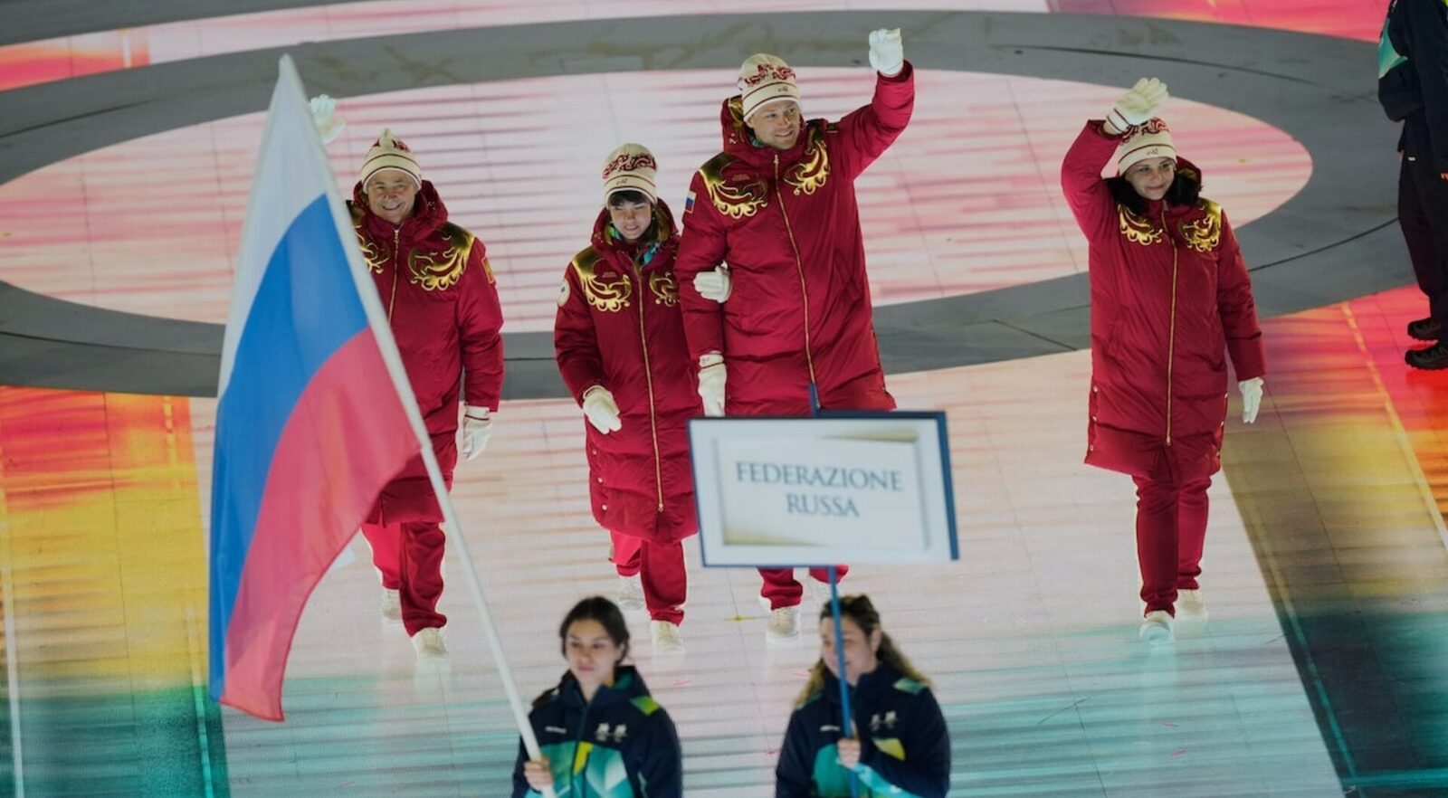 Controverse la Jocurile Paralimpice de iarnă Milano-Cortina 2026: Steagul Rusiei, motiv de tensiuni Ceremonia de deschidere a Jocurilor Paralimpice de iarnă Milano-Cortina 2026 a fost marcată de un incident care a stârnit un val de reacții vehemente