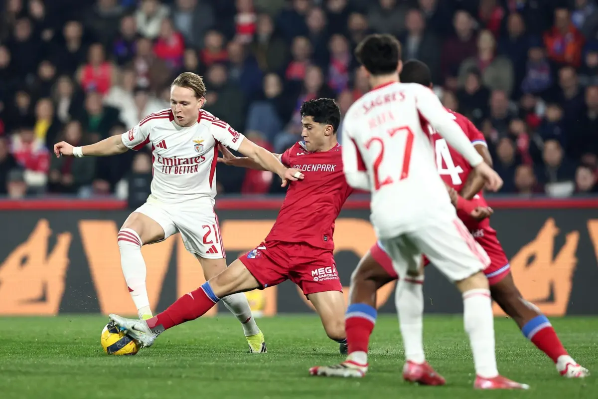 Benfica a avut un debut ezitant în meciul de play-off, după controversa legată de presupuse insulte rasiste la adresa lui Vinícius Júnior, dar a fost salvată de Schjelderup, conform relatărilor din presa portugheză