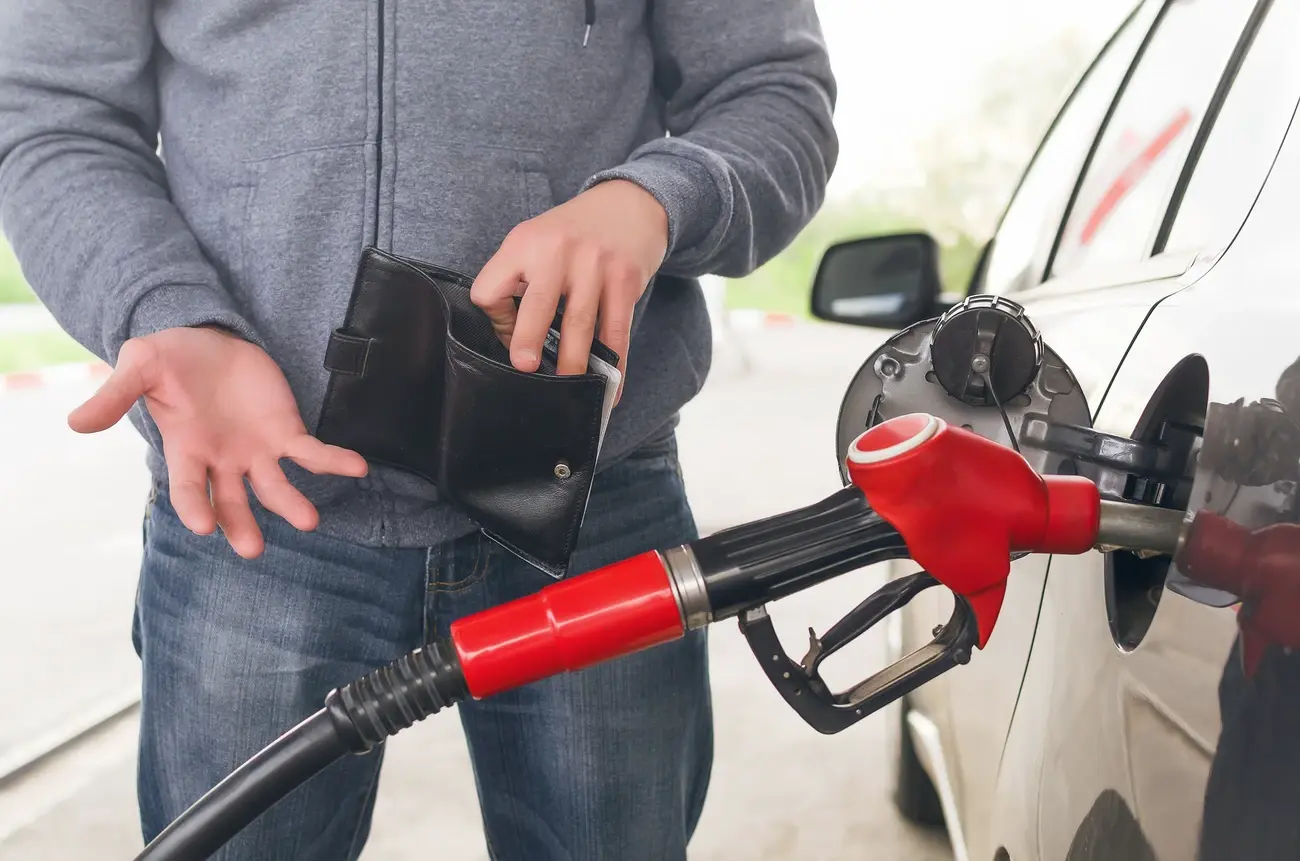 Transportatorii avertizează: scumpirea carburanților amenință prețurile și competitivitatea Federația Operatorilor Români de Transport (FORT) trage un semnal de alarmă cu privire la posibile majorări accelerate ale prețurilor carburanților în România, antrenate de tensiunile geopolitice și volatilitatea crescută a pieței energetice internaționale