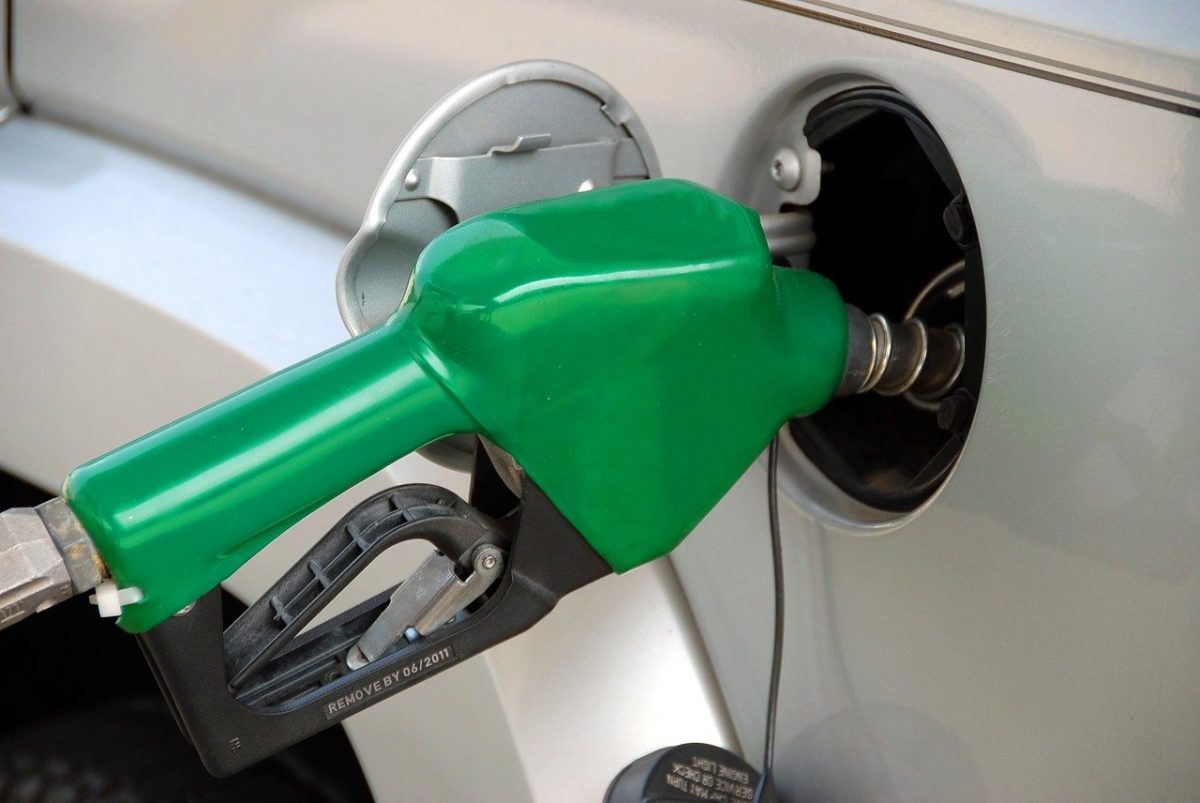 Creșterea prețurilor la carburanți: Ministrul Energiei anunță posibile măsuri Ministrul Energiei, Bogdan Ivan, a declarat joi că Guvernul analizează mai multe scenarii pentru a face față creșterii prețurilor la carburanți, inclusiv posibilitatea reducerii accizelor