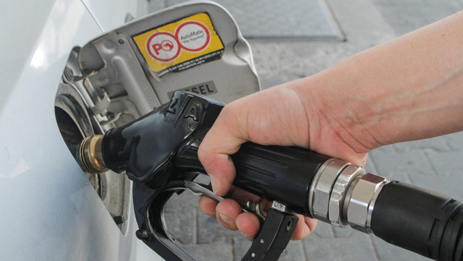 Transportatorii cer măsuri urgente pentru reducerea accizelor la carburanți Confederația Operatorilor și Transportatorilor Autorizați din România (COTAR) solicită guvernului intervenții imediate pentru a reduce accizele la benzină și motorină