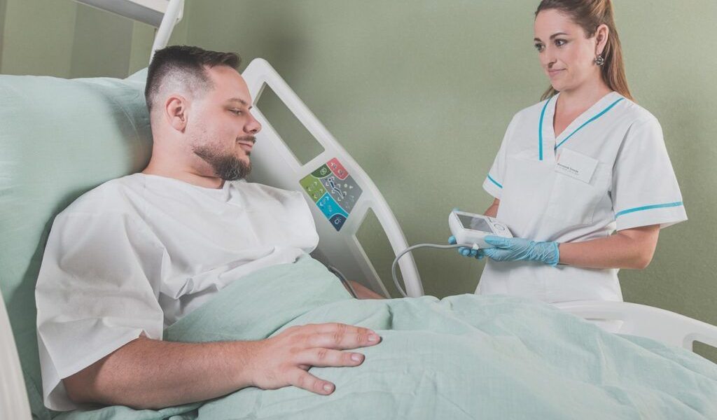 Patru spitale din România, incluse într-un program pentru tratarea pacienților cardiaci critici Ministrul Sănătății, Alexandru Rogobete, a anunțat vineri extinderea rețelei de Unități de Supraveghere și Tratament Avansat al Pacienților Cardiaci Critici (AP-USTACC) cu încă patru spitale