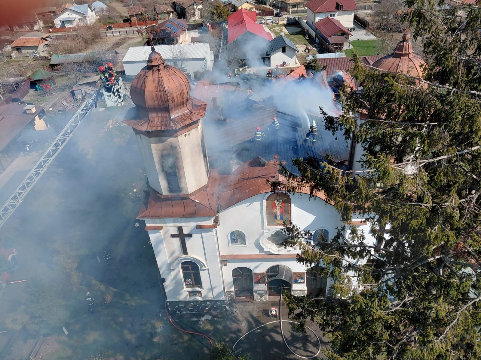 Incendiu devastator la o biserică monument istoric din Prahova; trafic restricționat pe DN1 Un incendiu puternic a izbucnit duminică dimineața la o biserică monument istoric din localitatea Puchenii Moșneni, județul Prahova, distrugând turla principală a lăcașului de cult