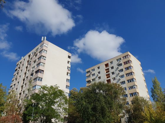 Prețurile apartamentelor din București continuă să crească, cu excepții notabile Prețurile apartamentelor din București au urmat o traiectorie ascendentă în ultima lună, cu mențiuni speciale pentru câteva zone unde s-au înregistrat ușoare scăderi