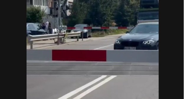 Amenzi masive pentru șoferii care ignoră trecerile de cale ferată Poliția Rutieră a aplicat sute de sancțiuni în urma unei ample acțiuni de prevenire a accidentelor la trecerile de cale ferată