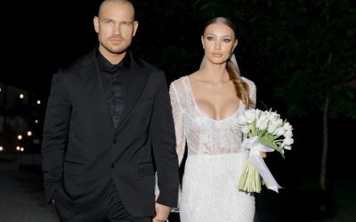 Peter Pop și soția handbalistă intră în afaceri imobiliare
Alte variante:

Lovitură imobiliară: Peter Pop și soția investesc
Sport + muzică: Peter Pop și soția în domeniul imobiliar
Fostă handbalistă și cântăreț, pe piața imobiliară