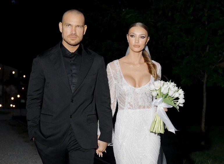 Peter Pop și soția handbalistă intră în afaceri imobiliare
Alte variante:

Lovitură imobiliară: Peter Pop și soția investesc
Sport + muzică: Peter Pop și soția în domeniul imobiliar
Fostă handbalistă și cântăreț, pe piața imobiliară