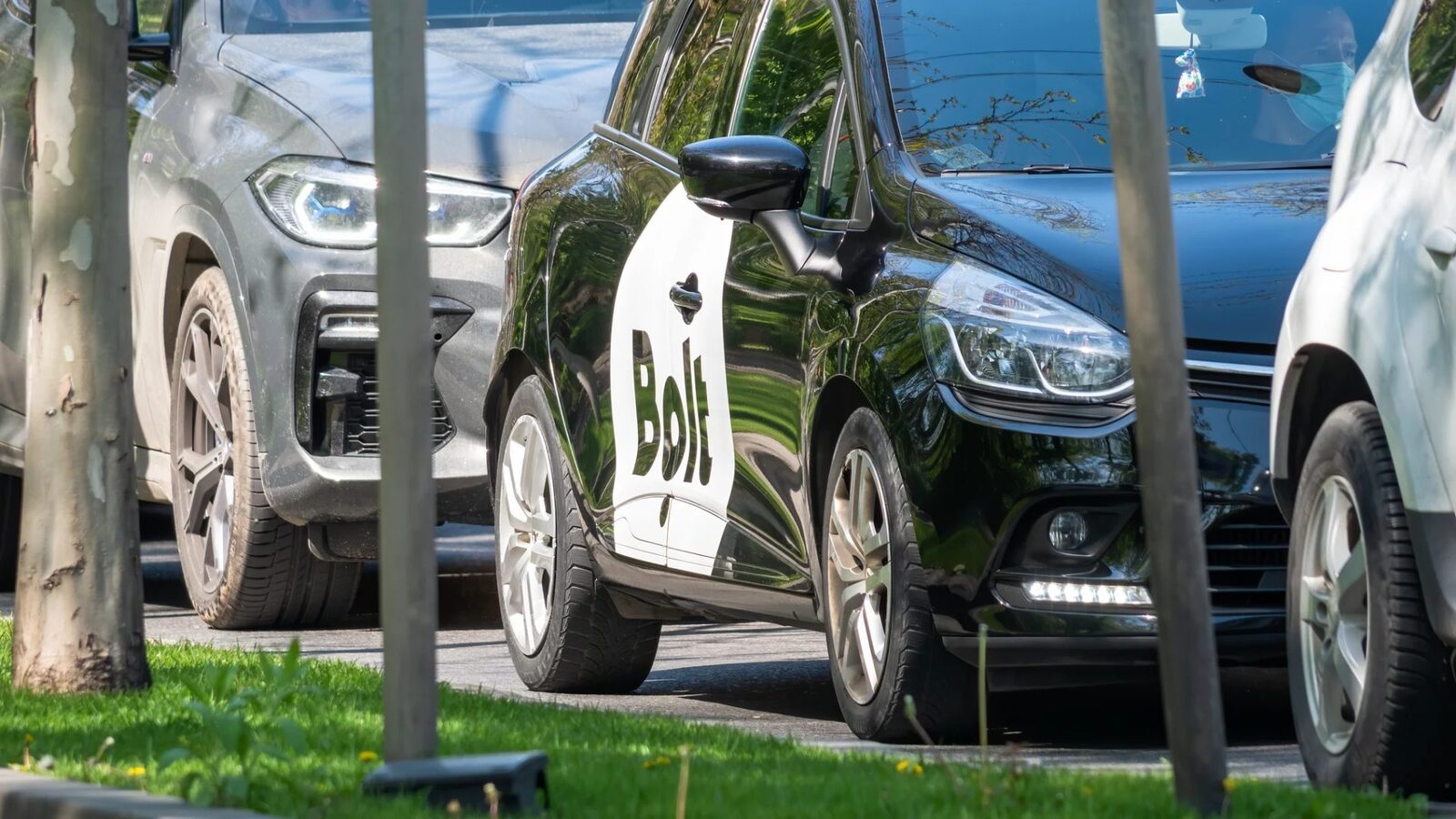 Șoferii de pe platforme, tot mai interesați să treacă pe PFA pentru venituri mai mari Numărul șoferilor care aleg să își deschidă un PFA prin intermediul platformelor specializate este în creștere, conform informațiilor Capital.ro