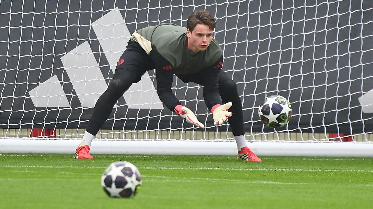 Urbig, posibil pe teren la München, Prescott așteaptă șansa în Champions League München, 17 martie 2026 – Portarul Jonas Urbig ar putea reveni pe teren pentru Bayern München în meciul retur din optimile Champions League contra Atalantei Bergamo, la doar o săptămână după ce a suferit o comoție cerebrală