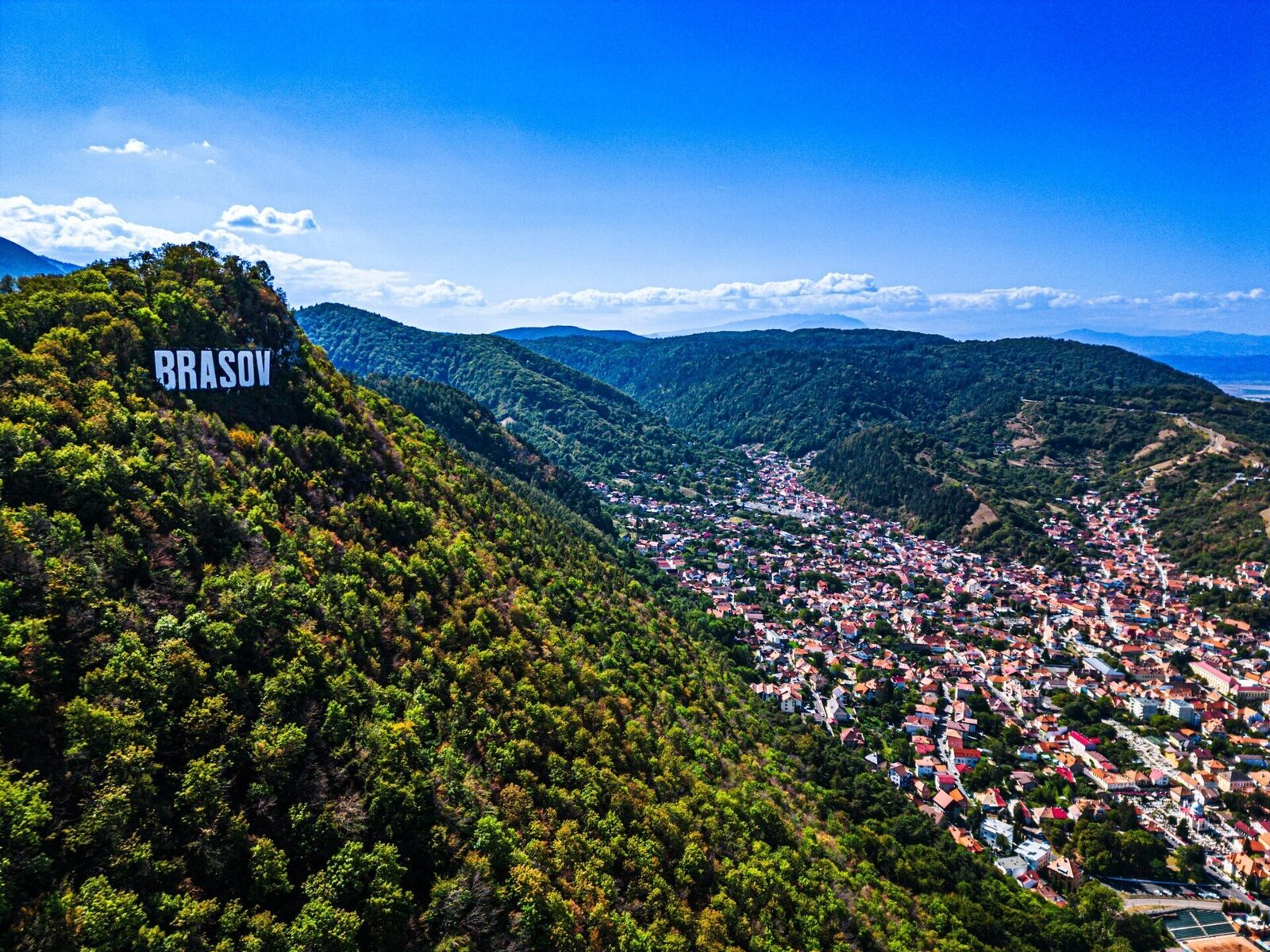 Fabrica de prelucrare a metalelor rare în județul Brașov, un proiect româno-american cu potențial strategic Un acord strategic între România și compania americană Critical Metals va duce la construcția unei fabrici de prelucrare a metalelor rare în județul Brașov