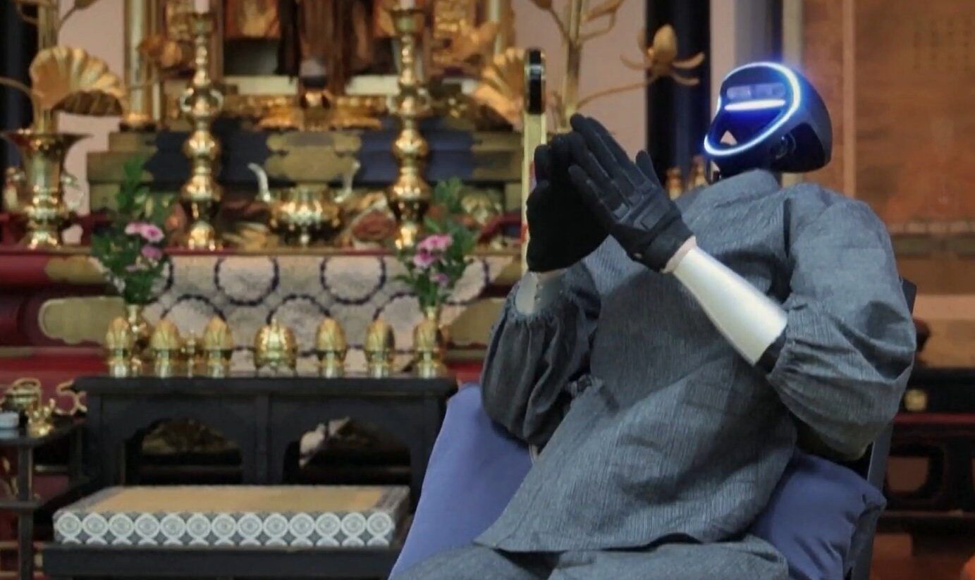Iată câteva variante:

Japonia: Robot AI „Buddharoid” pentru îndrumare spirituală, testat. (55 caractere)
Robot-călugăr AI „Buddharoid” testat în Japonia pentru spiritualitate. (65 caractere)
Japonia testează AI-ul „Buddharoid”, un robot pentru consiliere spirituală. (68 caractere)