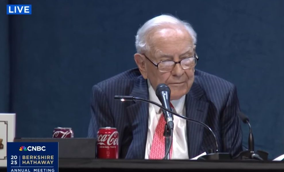 Warren Buffett, încă activ la 95 de ani: „Încă contribui câte puțin” Miliardarul Warren Buffett, venerat pentru performanțele sale investiționale, nu s-a retras complet din afacerile Berkshire Hathaway, conglomeratul financiar pe care l-a construit