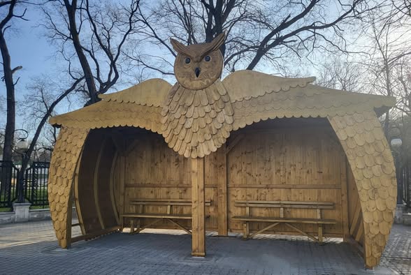 O stație de autobuz în formă de bufniță, inaugurată la Craiova, stârnește controverse O nouă stație de autobuz, cu un design neobișnuit în formă de bufniță, a fost instalată în apropierea Parcului Nicolae Romanescu din Craiova