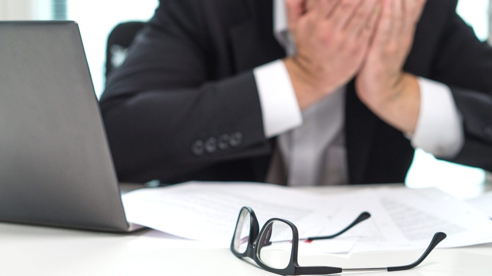 Burnout-ul crește în rândul angajaților români: Stresul profesional atinge cote alarmante Sondajele recente arată o creștere semnificativă a fenomenului de burnout în rândul angajaților din România, cu un nivel de satisfacție profesională în scădere și o creștere a stresului profesional