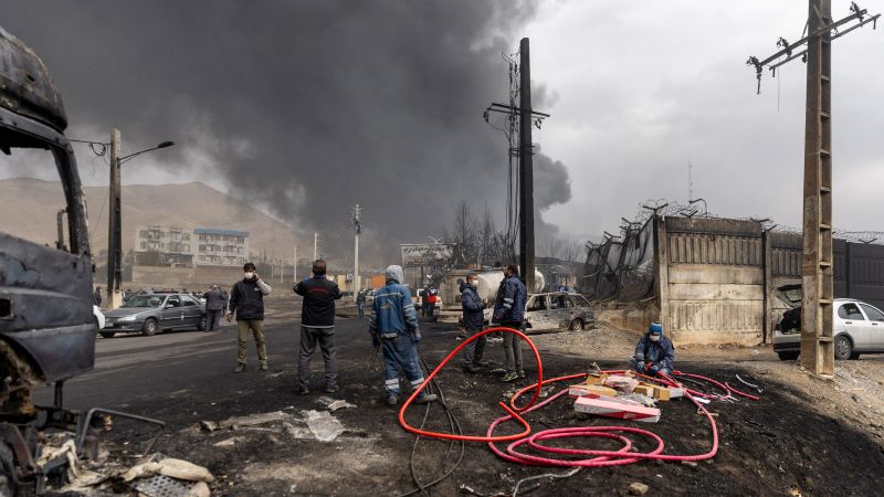 Iranul intensifică atacurile în Golf: Tensiuni majore în Orientul Mijlociu Conflictele din Orientul Mijlociu au escaladat dramatic joi dimineață, cu Iranul amplificând atacurile asupra instalațiilor petroliere și tancurilor din Golf