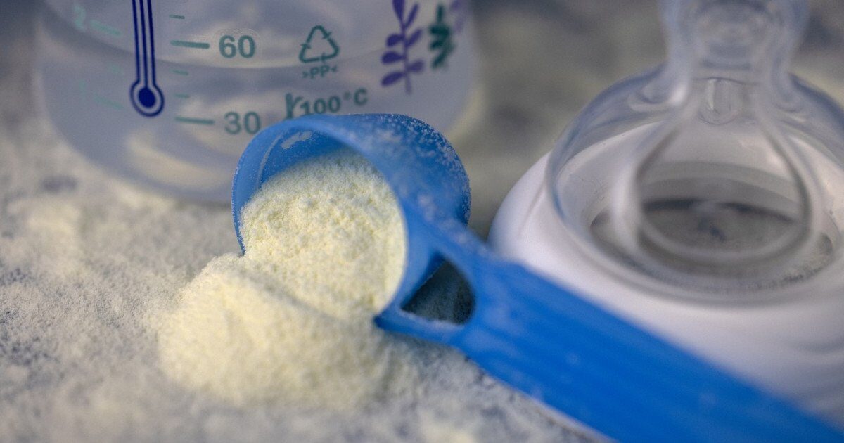 Anchetă în Franța privind laptele praf pentru sugari, produse retrase inclusiv din România Procurorii din Paris au lansat o investigație penală care vizează cinci companii producătoare de formule de lapte praf pentru sugari