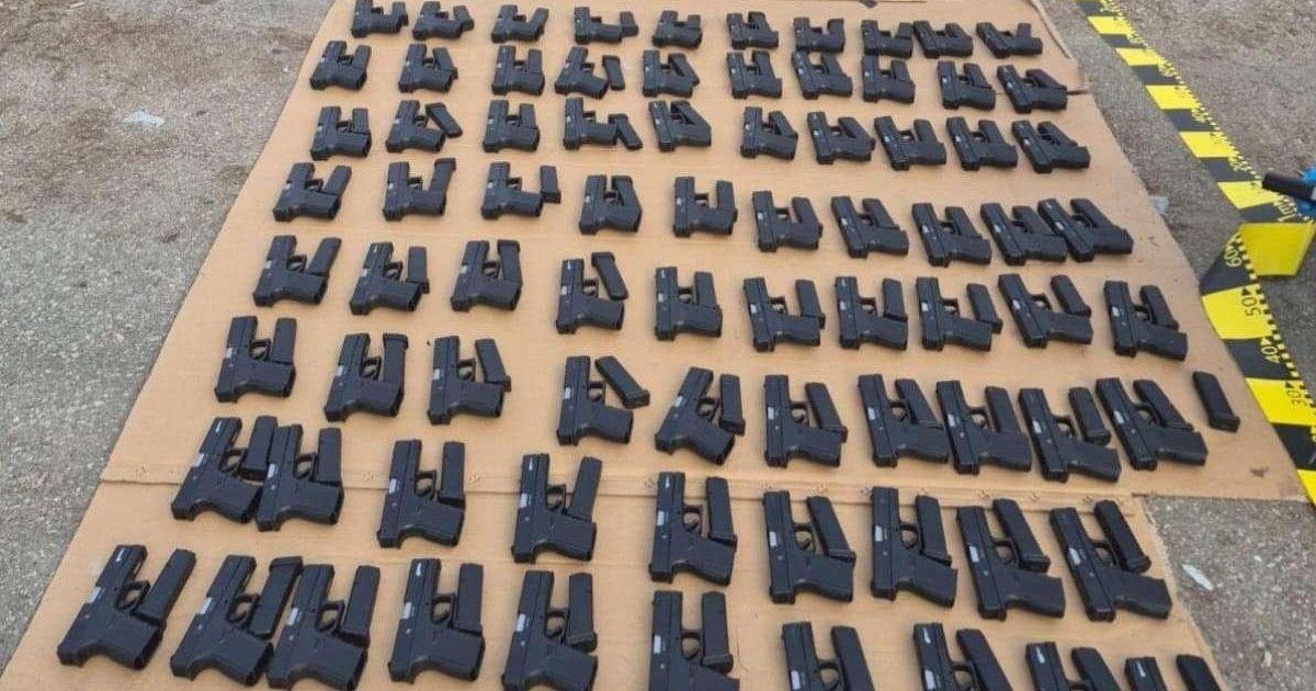 Captură impresionantă la Calafat: Peste 100 de pistoale și zeci de mii de țigări, descoperite într-un camion Polițiștii de frontieră au făcut o descoperire importantă la punctul de control Calafat, vineri, 13 martie