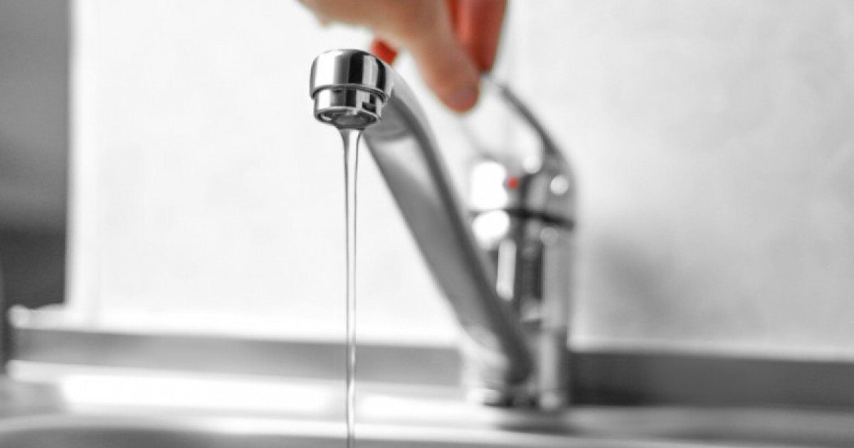 Probleme cu calitatea apei în județul Alba: bacterii în unele localități și plumb în instalațiile vechi Direcția de Sănătate Publică (DSP) Alba a raportat, în urma analizelor efectuate anul trecut, depistarea unor bacterii în apa potabilă din anumite localități din zona Apuseni și prezența plumbului în instalațiile interioare mai vechi ale unor clădiri publice