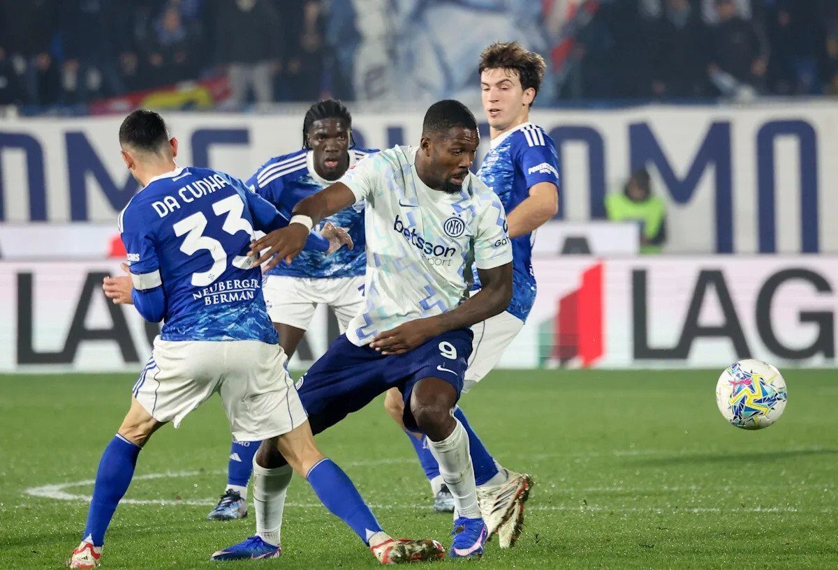 Como și Inter se anulează reciproc într-un meci arid din Cupa Italiei Como și Inter au încheiat la egalitate, scor 0-0, în prima manșă a semifinalei Cupei Italiei, un rezultat care lasă totul deschis pentru returul de pe San Siro