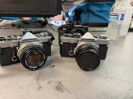 Aparatele foto analogice câștigă teren în rândul tinerilor, în timp ce camerele digitale rămân dificil de stăpânit Generația Z și tinerii Millennials, atrași de farmecul retro, redescoperă plăcerea fotografiei clasice, experimentând cu aparate foto analogice și film