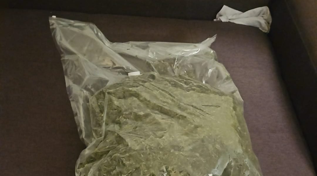 Doi kg de canabis, vânduți cu 30.000 lei: Anchetă în curs