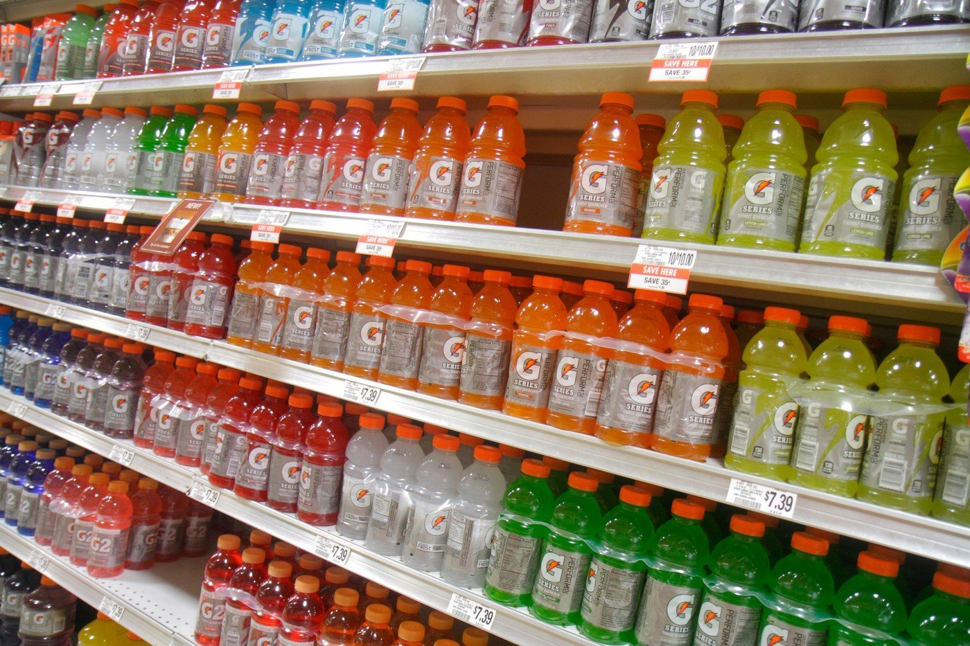 Capacele de sticle: un detaliu aparent minor, cu un impact major Capacele sticlelor de băuturi, adesea trecute cu vederea, joacă un rol crucial în experiența consumatorilor și în siguranța alimentară