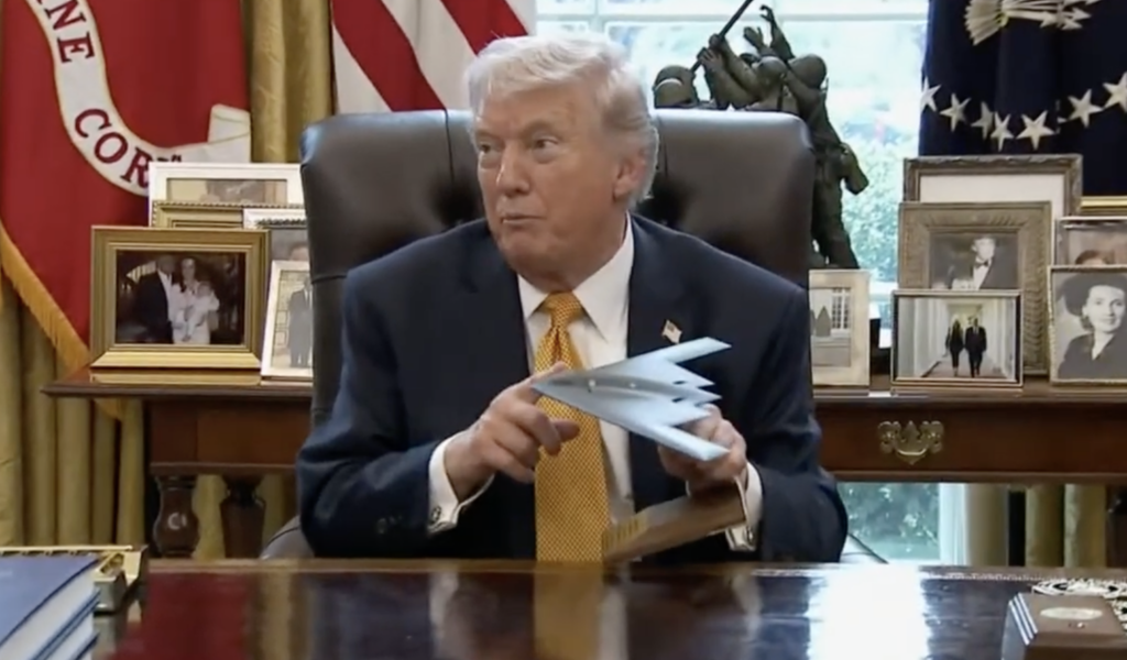 Trump avertizează cu privire la un posibil al Treilea Război Mondial și vorbește despre Iran Fostul președinte american Donald Trump a făcut o serie de declarații cu privire la conflictul din Iran, sugerând pericolele unui război nuclear și exprimându-și frustrarea față de aliații Statelor Unite