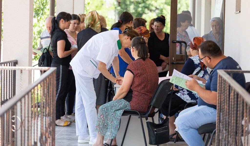 Bucureșteni: Consultații medicale gratuite prin caravana „obezitatea este o boală”