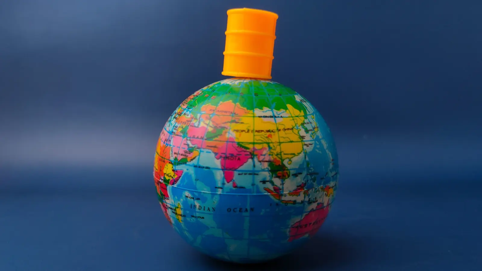 Prețurile carburanților în România, în creștere pe fondul tensiunilor globale și al scumpirii petrolului În prima lună a lui 2026, șoferii români au resimțit o nouă creștere a prețurilor la carburanți, alimentată de contextul internațional