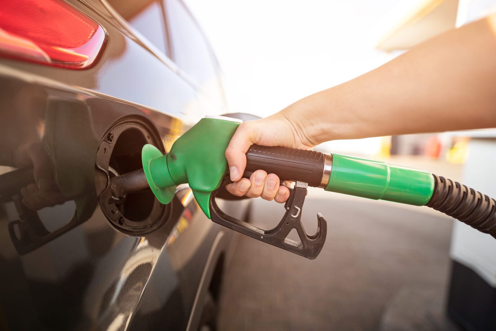 Preț carburanți în România: Ce se întâmplă dacă petrolul depășește 100 de dolari?
