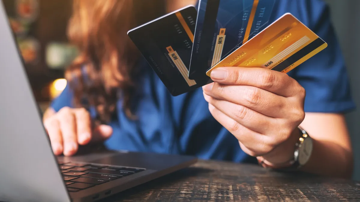Băncile își adaptează strategiile în fața unui peisaj financiar în schimbare Comisioanele bancare sunt în plină reconfigurare, cu accent pe eliminarea taxelor pentru clienții care îndeplinesc anumite criterii