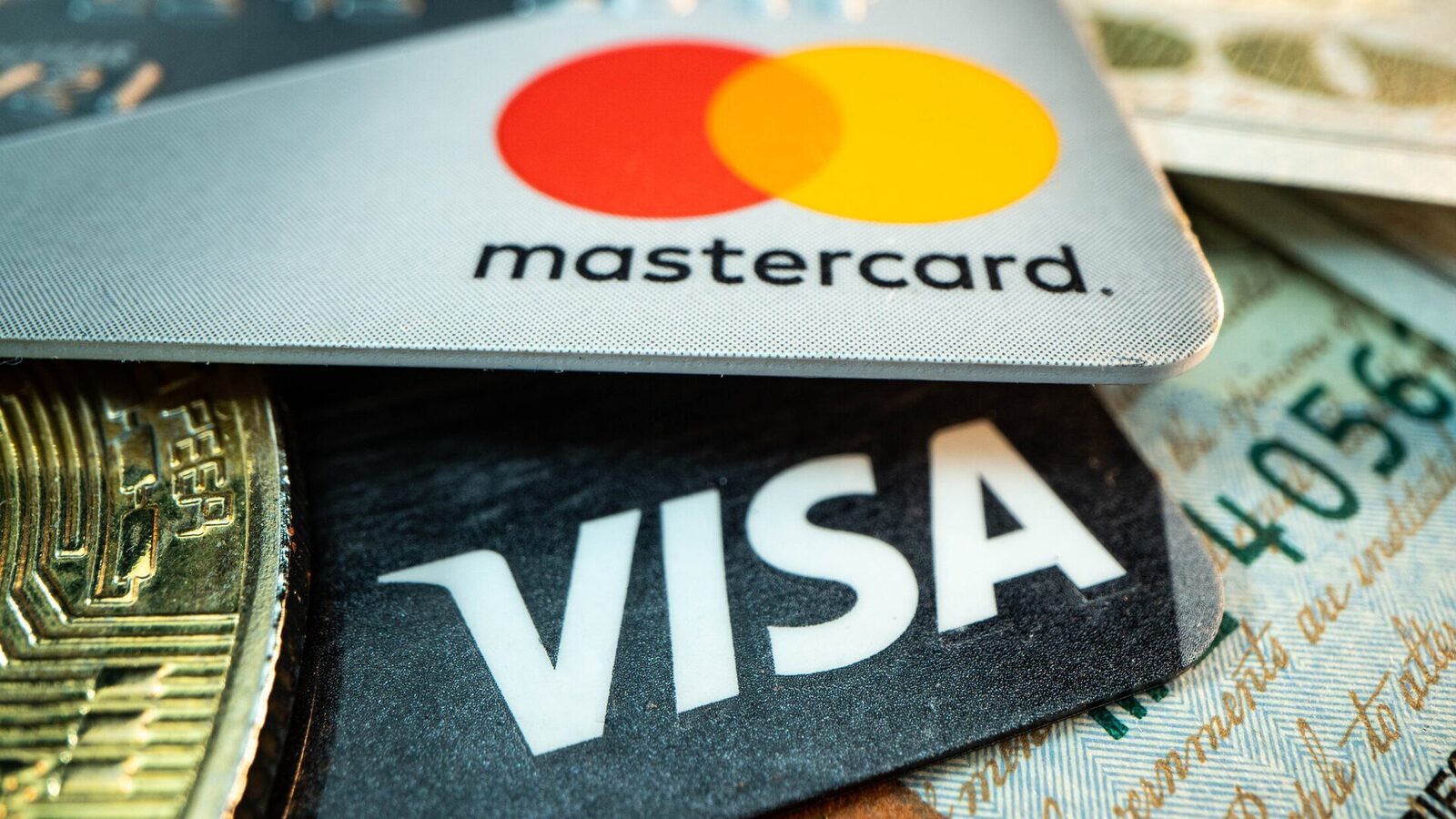 Atenție pentru români: Cardurile Visa și Mastercard, înlocuite de UE?