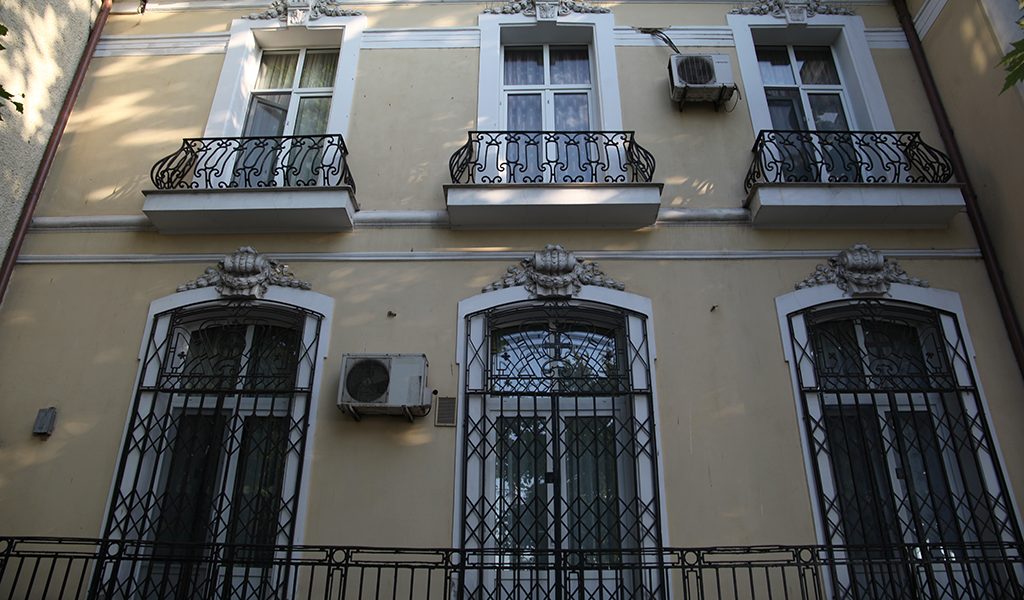 Biserica se judecă cu primăria pentru vila arhierească din Constanța Un conflict juridic a izbucnit la Constanța între Arhiepiscopia Tomisului și Primărie, pe fondul disputei privind proprietatea asupra vilei arhierești, reședința arhiepiscopului Teodosie