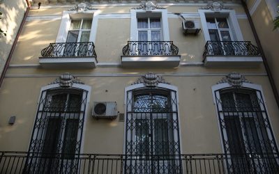 Biserica se judecă cu primăria pentru vila arhierească din Constanța Un conflict juridic a izbucnit la Constanța între Arhiepiscopia Tomisului și Primărie, pe fondul disputei privind proprietatea asupra vilei arhierești, reședința arhiepiscopului Teodosie