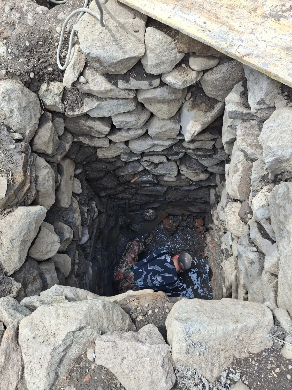 Descoperiri Arheologice Remarcabile la Castrul Roman de la Călugăreni Arheologii Muzeului Județean Mureș au făcut descoperiri importante în Parcul Arheologic Călugăreni, inclusiv o cisternă romană unică, un vas de bronz și vase ceramice inscripționate