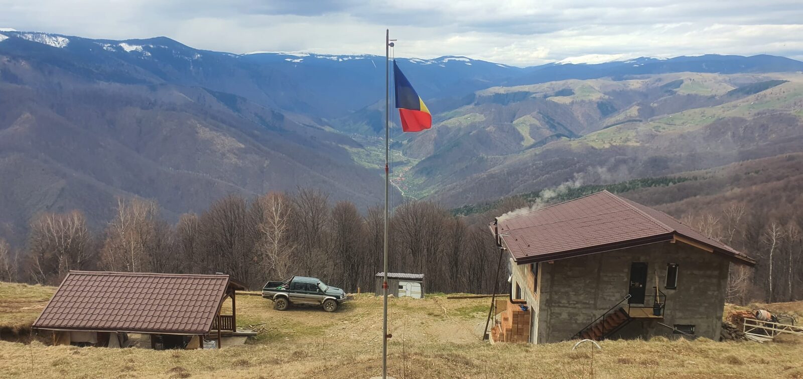 O casă la poale de munte, construită de voluntari pentru copii și turiști Un grup de pasionați de munte a ridicat, cu eforturi proprii, o cabană în apropierea Vârfului Măgura din Munții Cindrel