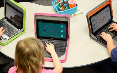 Investiții masive în tehnologie la școală: rezultate mai slabe pentru elevi? Statele Unite au investit peste 30 de miliarde de dolari în ultimele două decenii în laptopuri și tablete pentru elevi, pornind de la premisa că tehnologia va accelera procesul de învățare