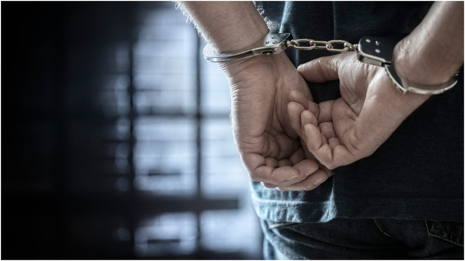 Șeful Vămii din Portul Constanța, Reținut pentru Luare de Mită Șeful Vămii din Portul Constanța Sud Agigea și adjunctul său au fost reținuți de procurorii anticorupție, fiind acuzați de luare de mită