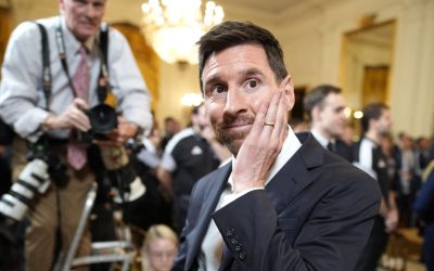 Lionel Messi, remunerat cu sume colosale la Inter Miami: Cifrele dezvăluite de conducerea clubului Starul argentinian Lionel Messi încasează anual între 70 și 80 de milioane de dolari la Inter Miami, conform declarațiilor proprietarului clubului, Jorge Mas
