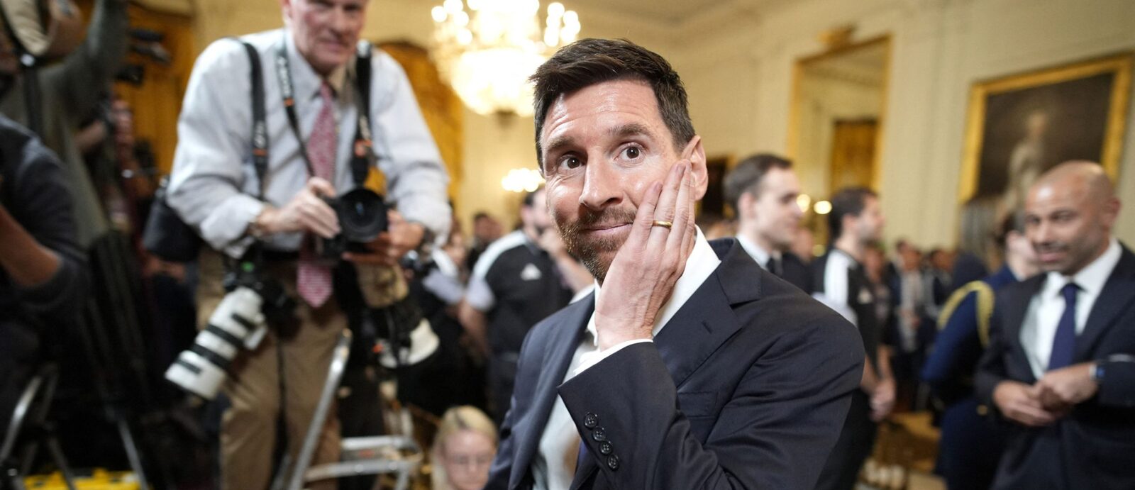 Lionel Messi, remunerat cu sume colosale la Inter Miami: Cifrele dezvăluite de conducerea clubului Starul argentinian Lionel Messi încasează anual între 70 și 80 de milioane de dolari la Inter Miami, conform declarațiilor proprietarului clubului, Jorge Mas