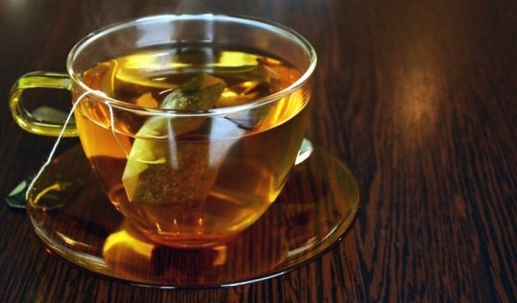 Ceaiul de pătlagină: Un leac din moș strămoși revine în atenția cercetătorilor Un ceai utilizat de generații pentru a calma durerile de stomac, obținut din planta de pătlagină, stârnește din nou interesul oamenilor de știință