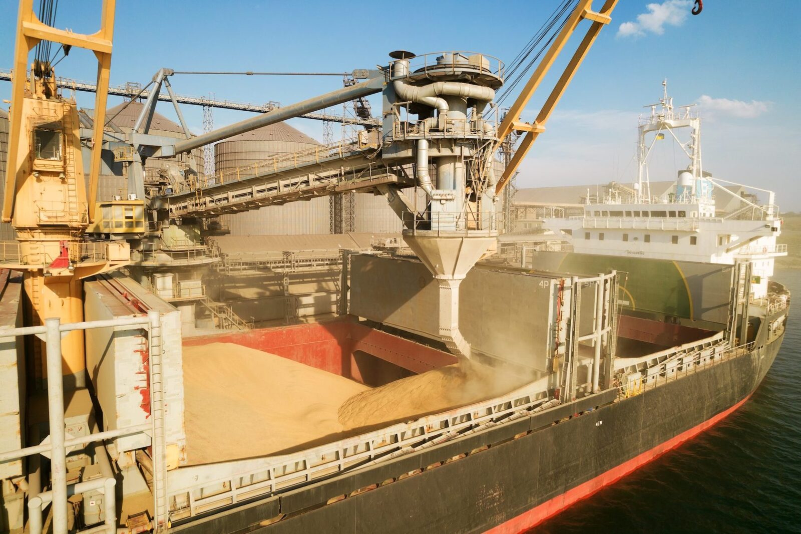 Industria tutunului și traderii de cereale, în topul exporturilor agro-alimentare ale României Anul trecut, doar două industrii au avut reprezentanți în topul celor mai mari exportatori de produse agro-alimentare din România: industria tutunului și cea a tradingului de cereale