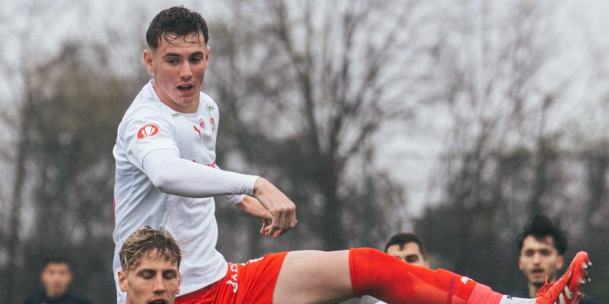 Mihnea Toader, fundașul uriaș al lui Dinamo, aproape de debutul în SuperLiga Mihnea Toader, un tânăr fundaș central crescut de Dinamo, se apropie de debutul său oficial în SuperLiga