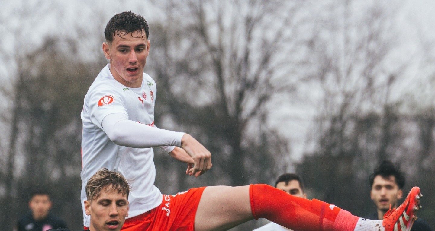 Mihnea Toader, fundașul uriaș al lui Dinamo, aproape de debutul în SuperLiga Mihnea Toader, un tânăr fundaș central crescut de Dinamo, se apropie de debutul său oficial în SuperLiga