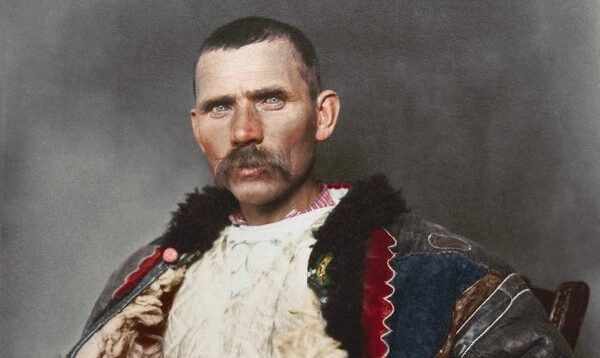 Transilvănenii care au făcut istorie pe pământ american: povestea ciobanilor din Sibiu La începutul secolului al XX-lea, America a reprezentat un magnet pentru mulți români, iar județul Sibiu a fost printre primele zone din care oamenii și-au încercat norocul peste ocean