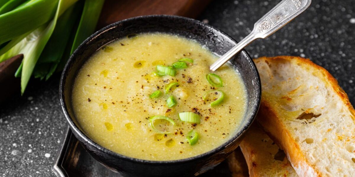 Ciorba de praz, un preparat tradițional simplu și gustos, ideal în post Ciorba de praz, o alegere culinară rapidă și hrănitoare, revine în atenția bucătarilor amatori și a celor care doresc să consume preparate ușoare